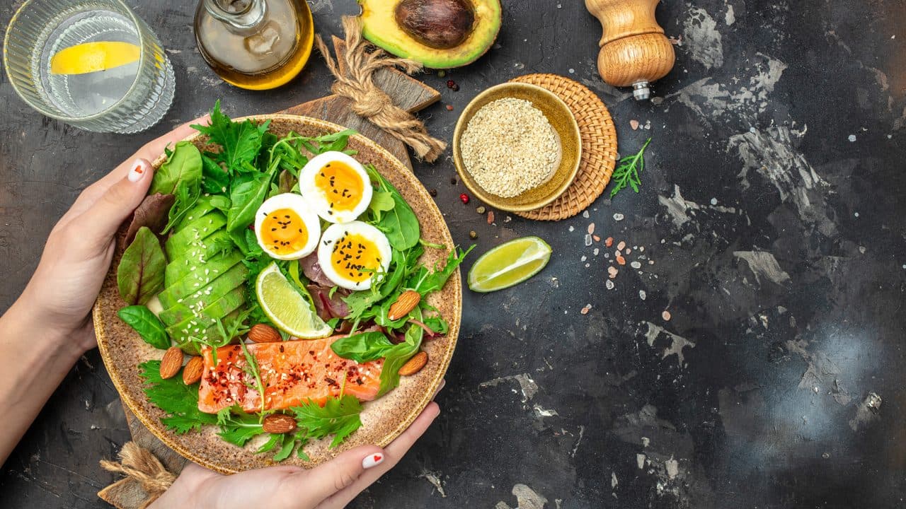 Vianda keto con salmón, palta, huevo y pecán