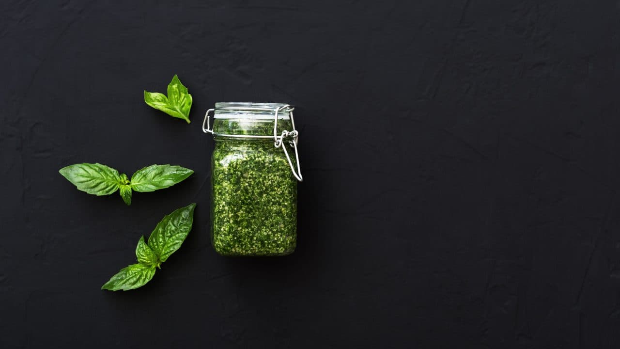 Pesto en frasco con albahaca